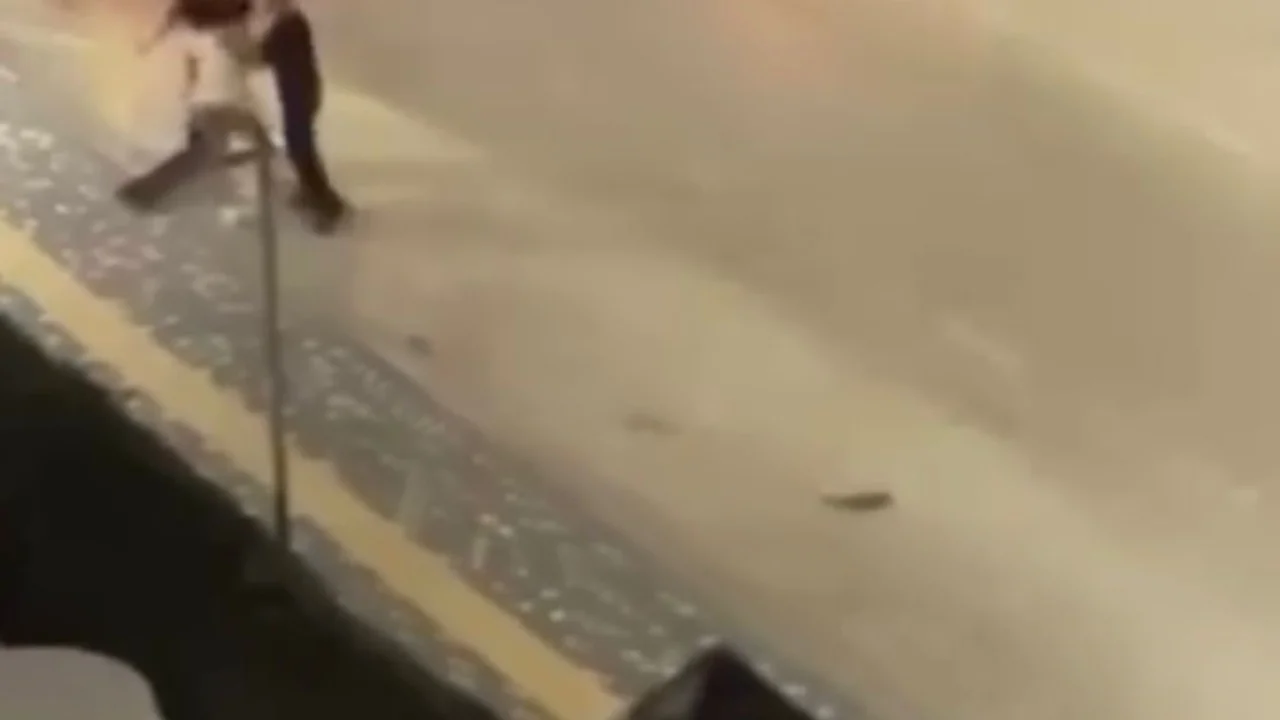 Önce kadını darbedip, ardından arkadaşının üzerine bıçakla yürüdü