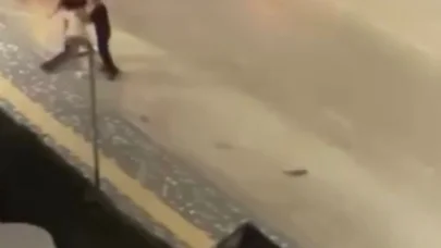 Önce kadını darbedip, ardından arkadaşının üzerine bıçakla yürüdü