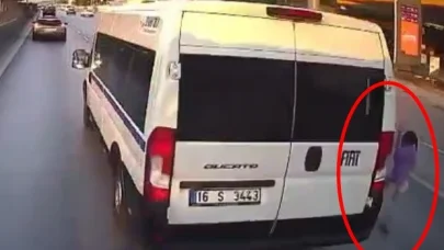 Otizmli çocuğa çarpmamak için sürücüsünün manevra yaptığı minibüs beton mikseriyle çarpıştı