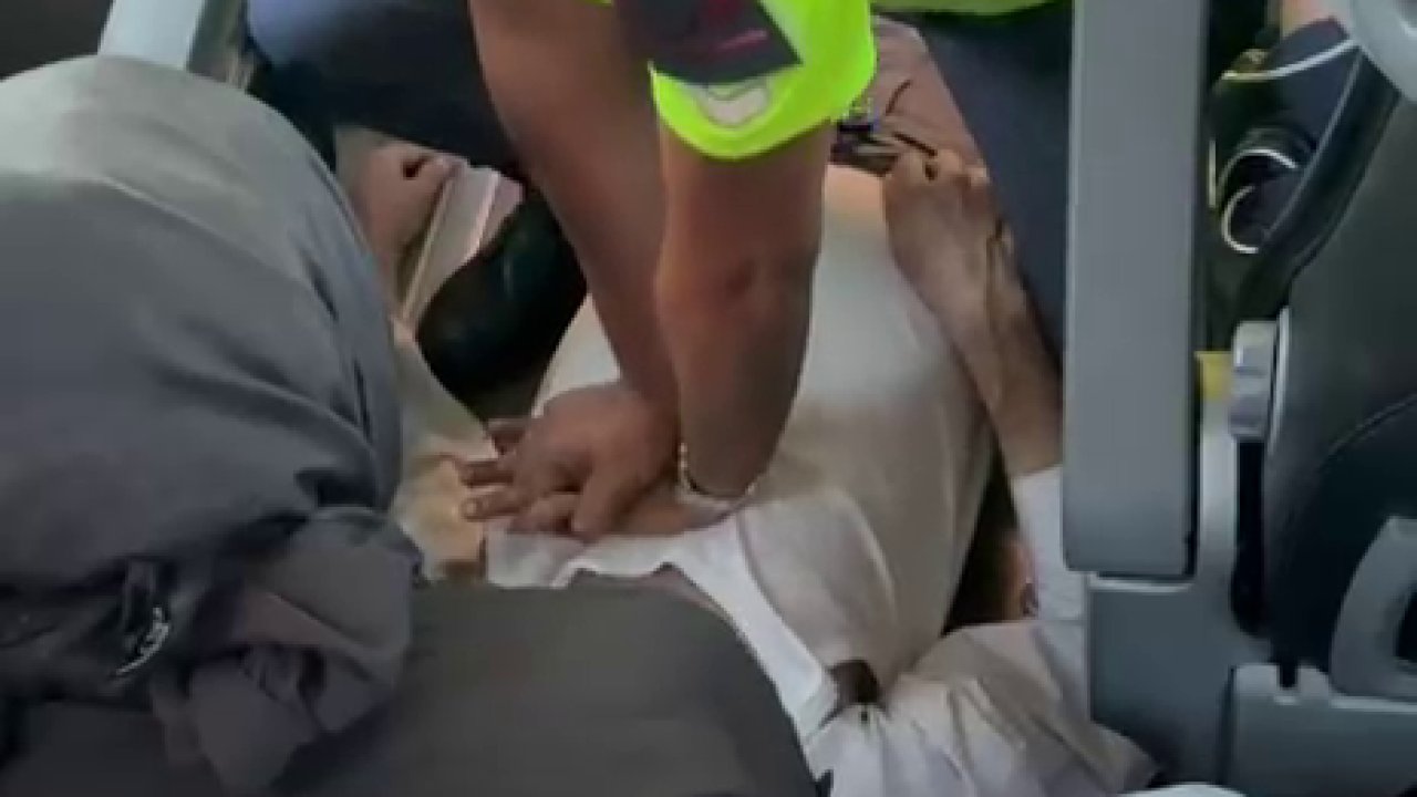 Otobüste kalp krizi geçiren yolcuya jandarmadan suni teneffüs ve kalp masajı; kurtarılamadı