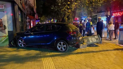 Otomobil park halindeki motosiklete ve elektrik panosuna çarptı: 2 yaralı