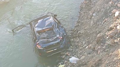 Otomobil Peri Çayı’na düştü, anne ve kızı yaralandı
