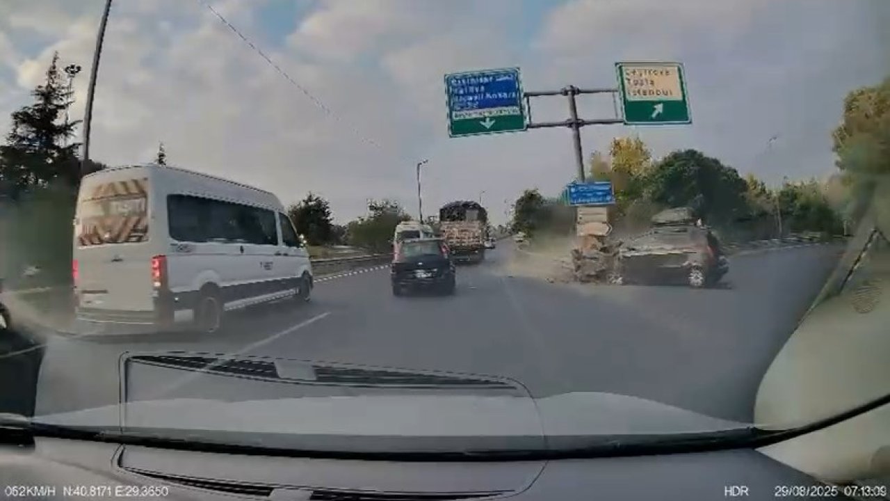 Otomobilin yol ayrımındaki bariyerlere çarptığı kaza kamerada