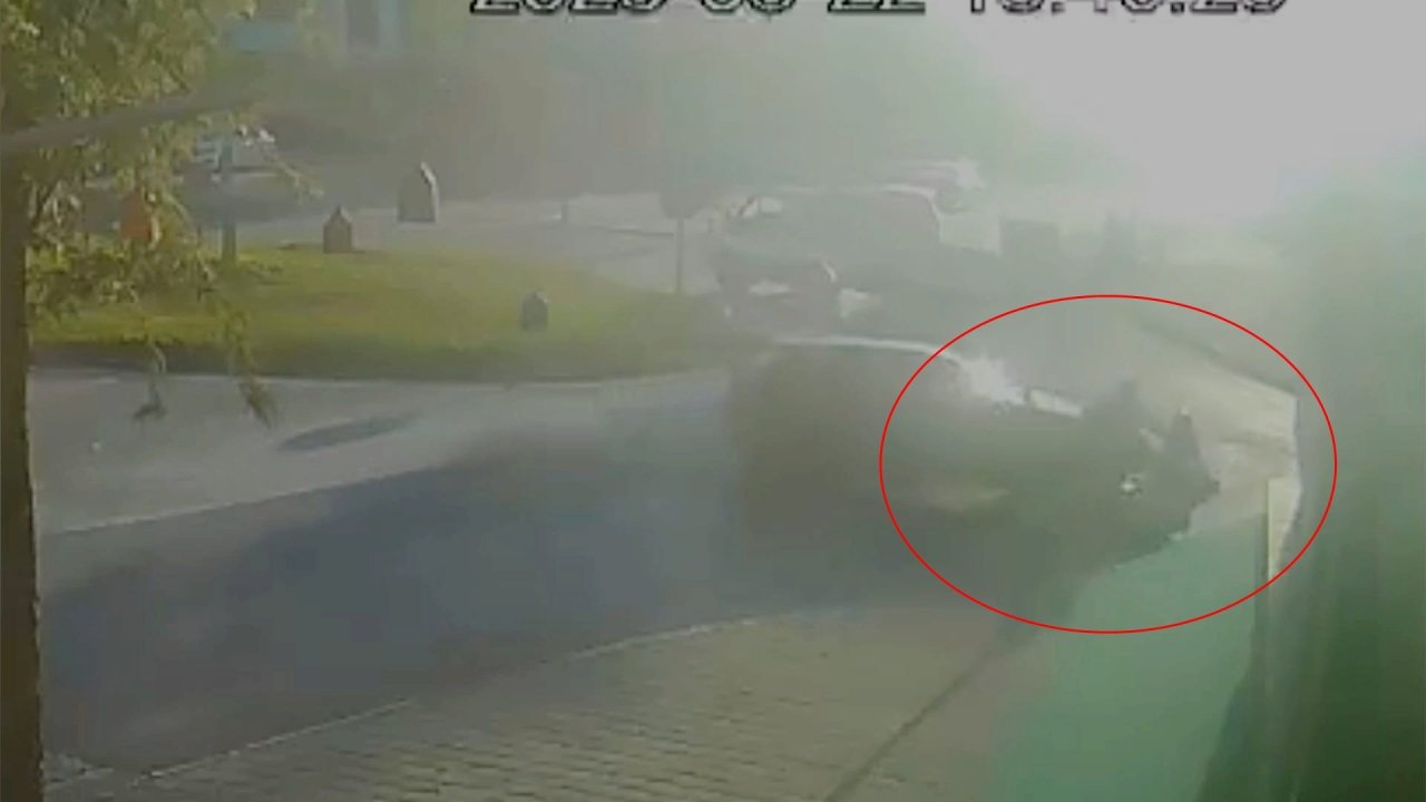 Otomobille çarpışan motosiklet sürücüsü yaralandı; kaza anı kamerada