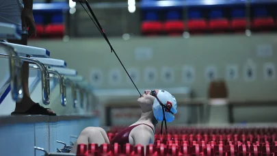 Paralimpik mili yüzücü Esra, dişleriyle sıkıştırdığı aparatla katıldığı yarışmada Avrupa şampiyonu oldu