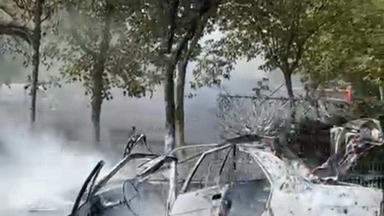 Park halindeki 2 otomobil yandı