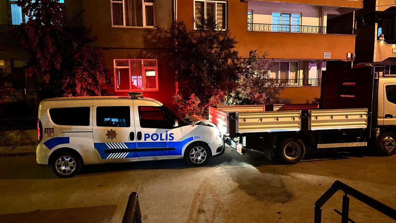 Polisin ‘dur’ ihtarına uymayan sürücü, kamyonetle polis aracına çarptı