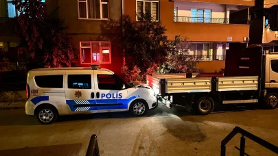 Polisin ‘dur’ ihtarına uymayan sürücü, kamyonetle polis aracına çarptı