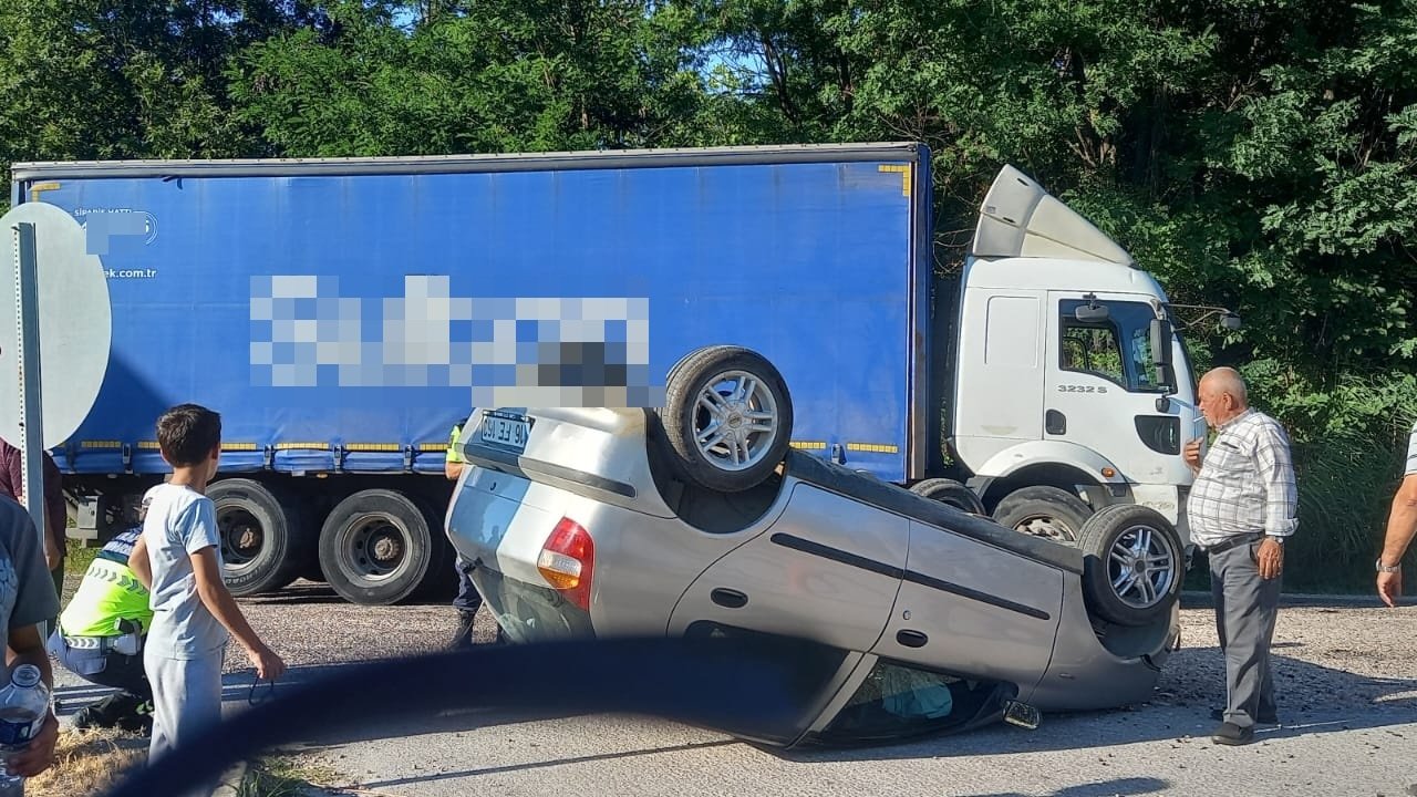Sağlık görevlisi, kazazede çocuğu muayene eldiveniyle balon yaparak sakinleştirdi