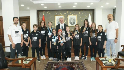 Sapanca Kaymakamı Yazıcı'dan şampiyon karatecilere tebrik