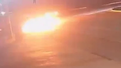 Seyir halindeki otomobilin alev alev yanması kamerada
