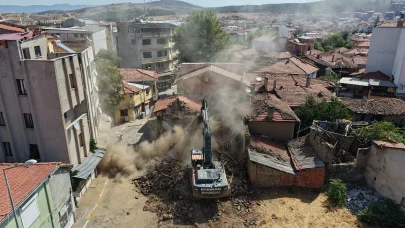 Sındırgı’da hasarlı binaların yıkımı sürüyor