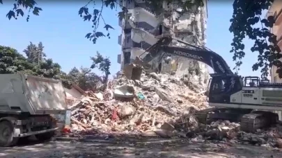 Sındırgı’da hasarlı binaların yıkımına başlandı
