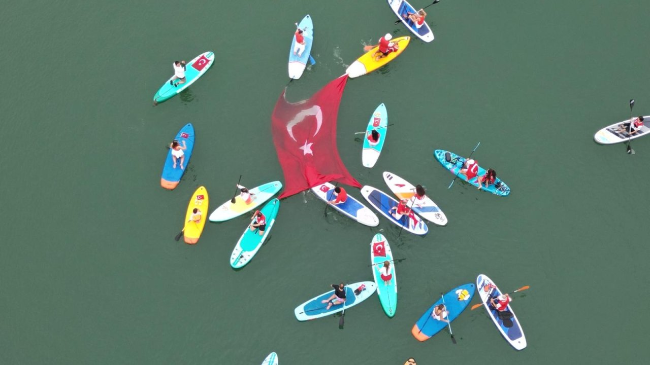 Sup Board ekibinden İznik Gölü’nde bayraklı Zafer Bayramı kutlaması