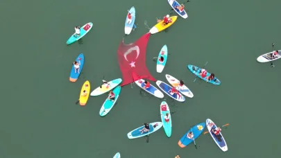 Sup Board ekibinden İznik Gölü’nde bayraklı Zafer Bayramı kutlaması
