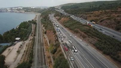 Tanker önce yön levhasına ardından bariyere çarptı; ulaşım aksadı
