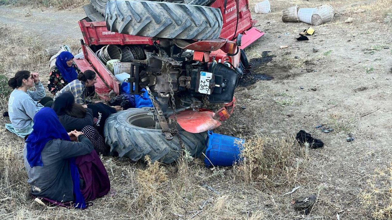 Tarım işçilerini taşıyan traktör, şarampole devrildi: 1 ölü, 4 yaralı