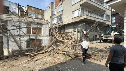 Tekirdağ'da çökme riski bulunan metruk bina yıkıldı