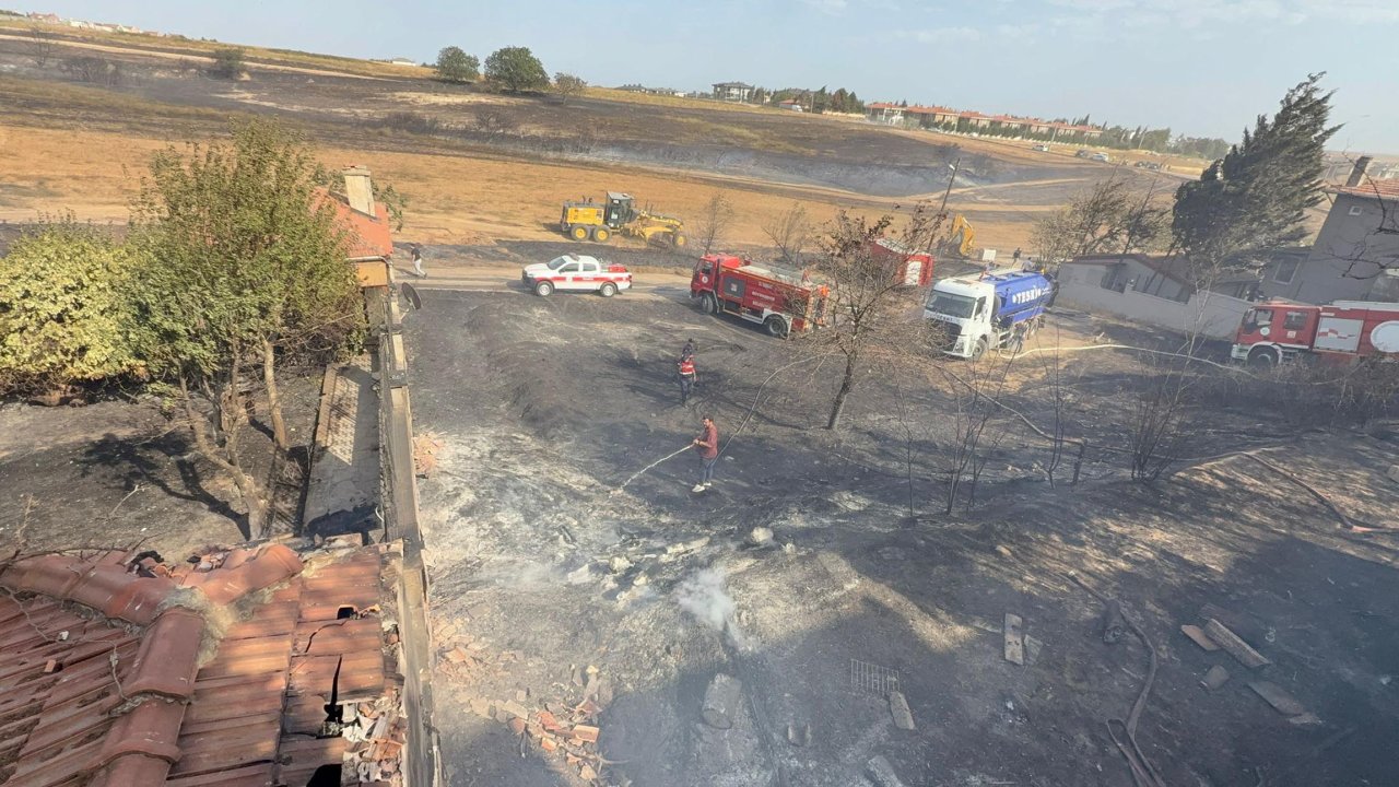 Tekirdağ'da ot yangınında alevler evlere sıçradı