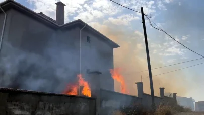 Tekirdağ'da ot yangınında alevler evlere sıçradı