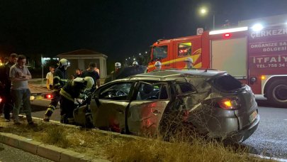 Otomobil, aydınlatma direğine çarptı: 1 ölü, 2 yaralı