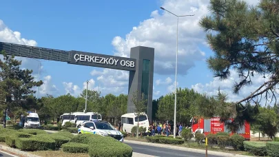 Tekirdağ'da servis midibüsü, OSB’nin tabela direğine çarptı; 19 yaralı
