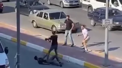 Trafikte çekiçli ve sopalı kavga kamerada