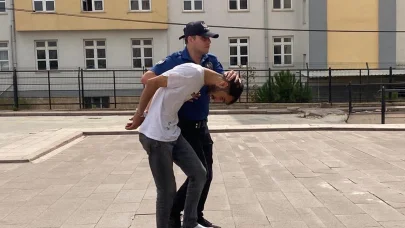 Uyuşturucu ile yakalandı, polisin serçe parmağını ısırıp kopardı