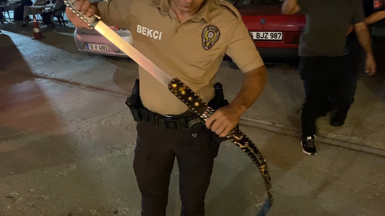 Üzerindeki kemer görünümlü kılıftan döner bıçağı çıktı