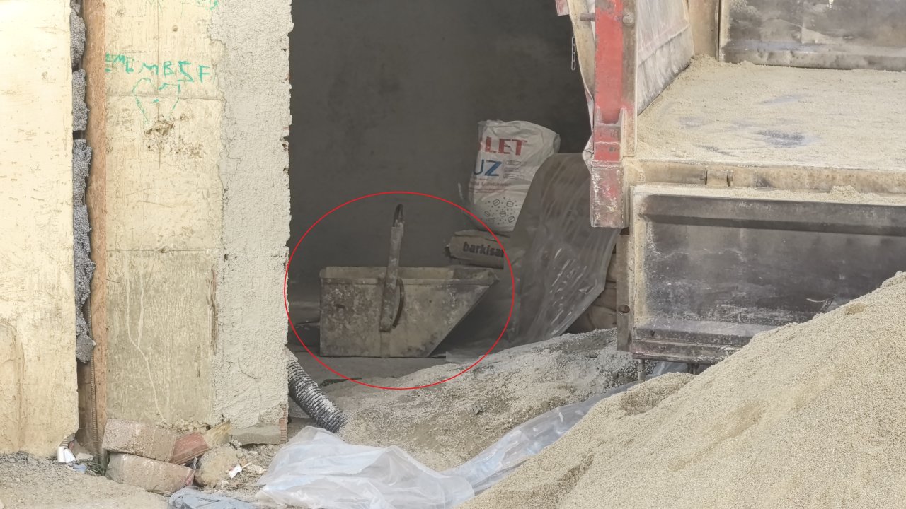 Üzerine kum dolu demir kova düşen inşaat işçisi yaralandı
