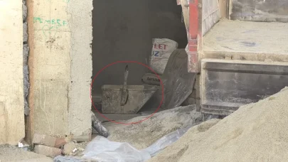 Üzerine kum dolu demir kova düşen inşaat işçisi yaralandı