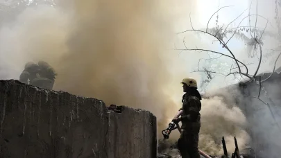 Yıkımına başlanan 6 katlı binanın bahçesinde yangın çıktı