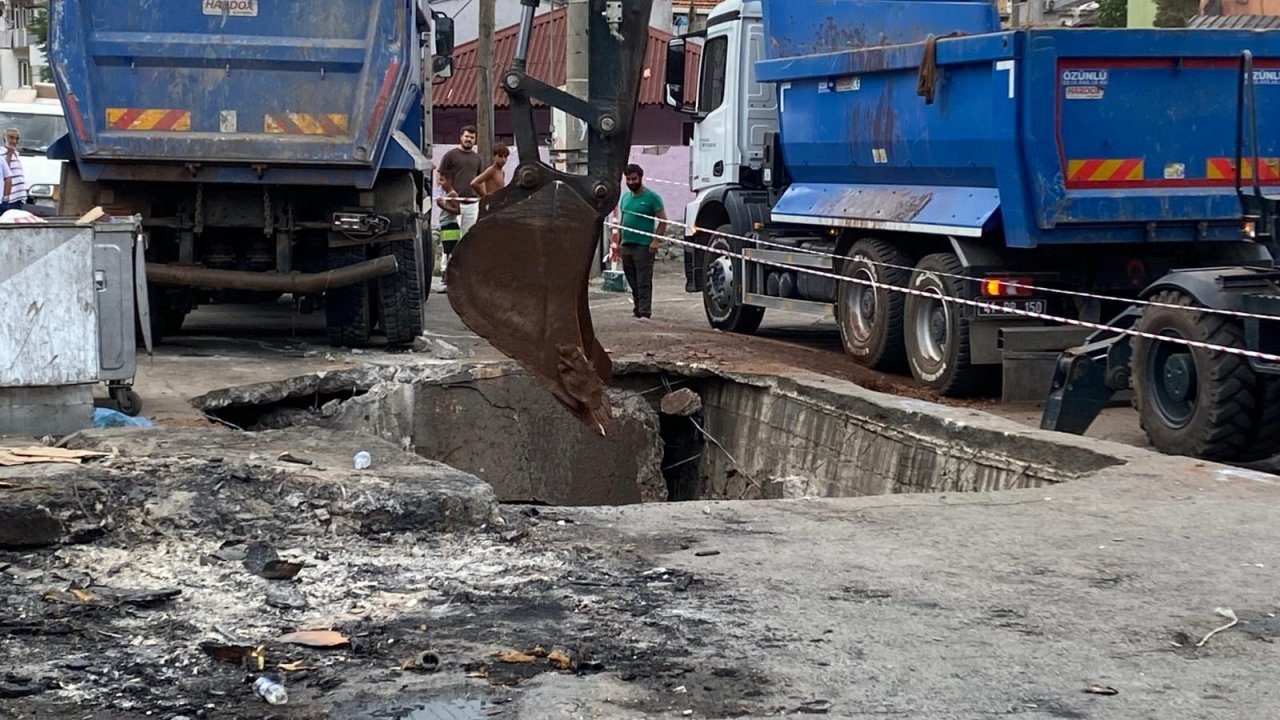 Yol çöktü, kamyon oluşan çukura düştü