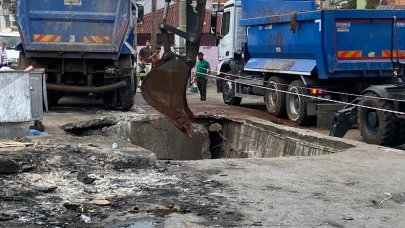 Yol çöktü, kamyon oluşan çukura düştü