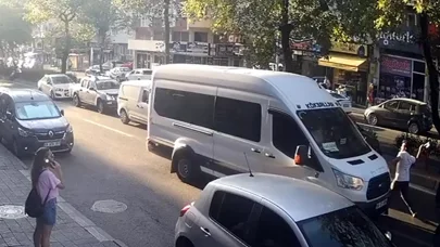 'Yol vermeme tartışması'nda minibüse nacak ile saldırdı; o anlar kamerada