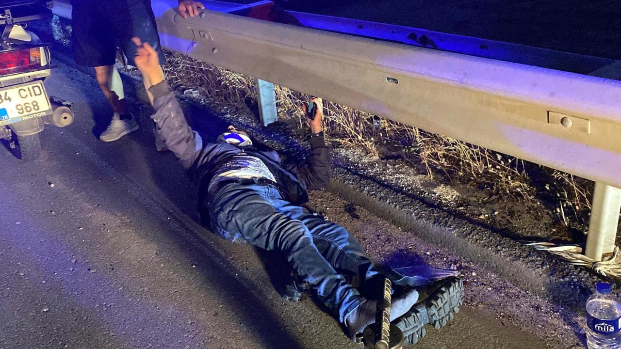 Yoldaki takoza çarpan motosiklet sürücüsü yaralandı
