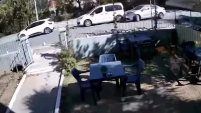 3 aracın karıştığı zincirleme kaza kamerada