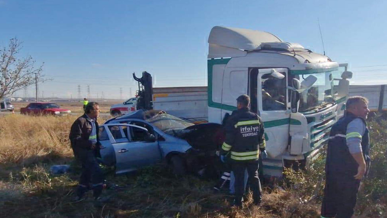 TIR, otomobile çarptı; 1’i ağır 2 yaralı