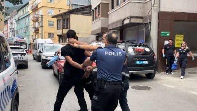 Aile içi kavga ihbarına giden polislerden birini köpek, diğerini ise sahibi ısırdı