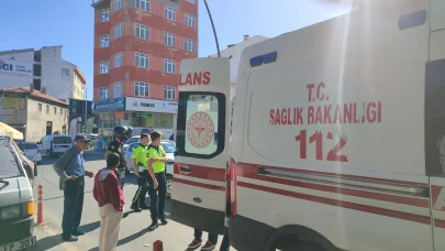 Alkollü sürücü, minibüse tekme atmak isterken düşüp belini kırdı