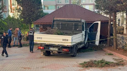 Arkadaşının kullandığı kamyonetin altında kalıp öldü