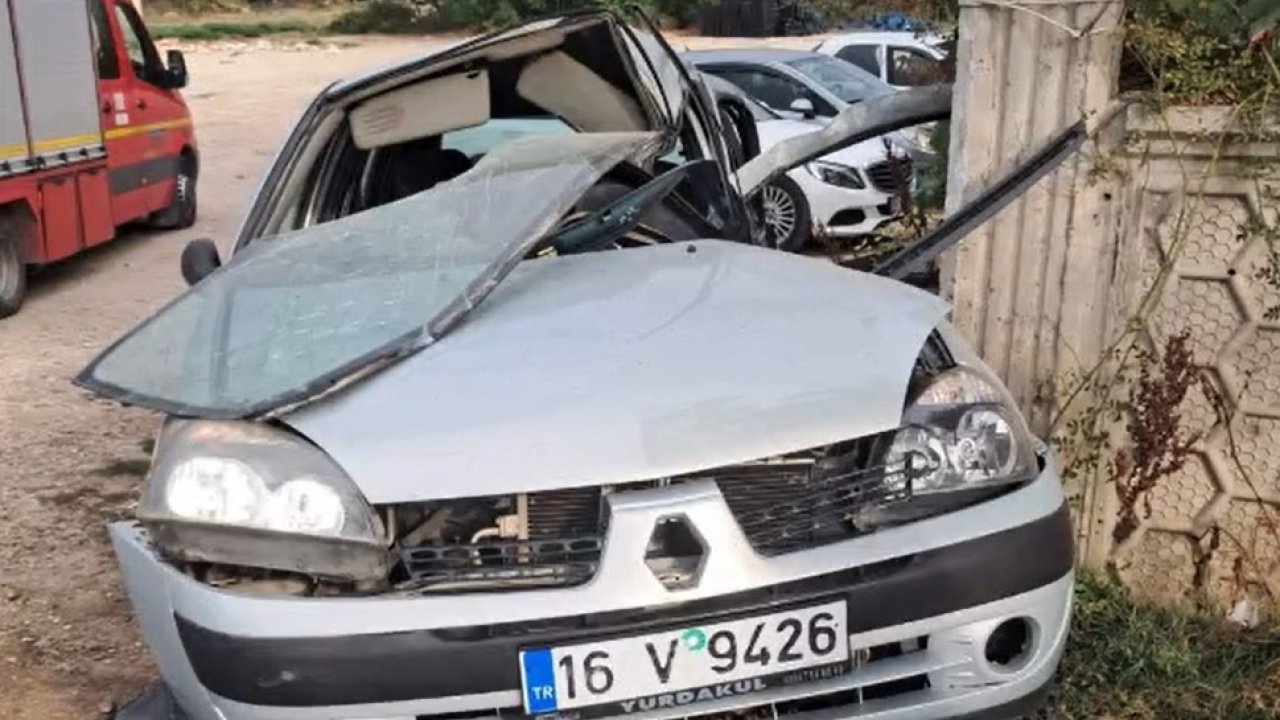 Bahçe duvarına çarpan otomobilde sıkışan sürücü ağır yaralandı