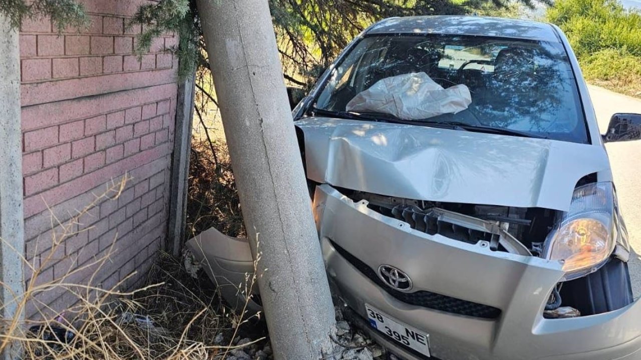 Beton elektrik direğine çarpan otomobilin sürücüsü yaralandı