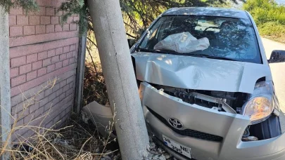 Beton elektrik direğine çarpan otomobilin sürücüsü yaralandı