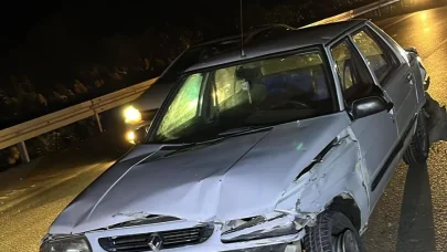 Bursa'da bariyerlere çarpan otomobilin sürücüsü yaralandı