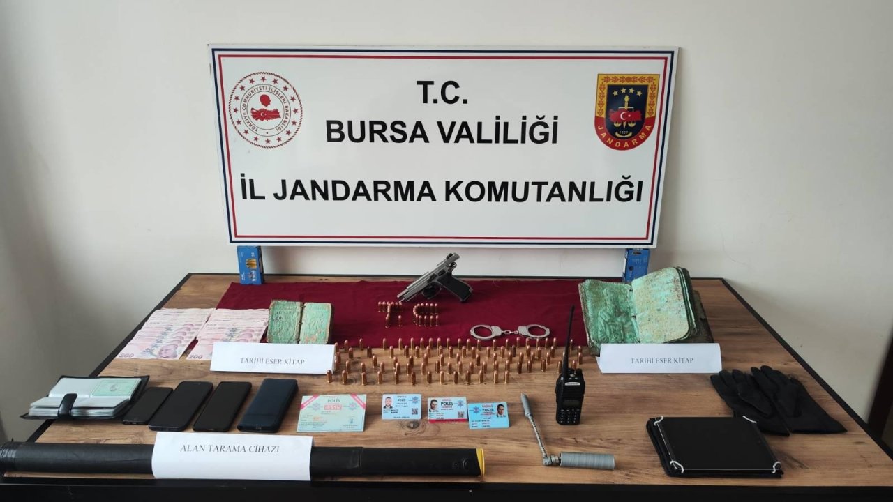 Bursa&#039;da durdurulan araçtan, tarihi eser niteliğinde kitaplar ile sahte basın kartları ele geçirildi