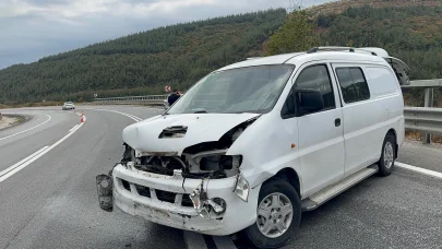 Bursa'da hafif ticari araç refüje çarptı: 3 yaralı