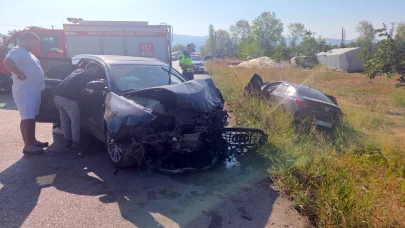 Bursa’da iki otomobil kafa kafaya çarpıştı: 4 yaralı
