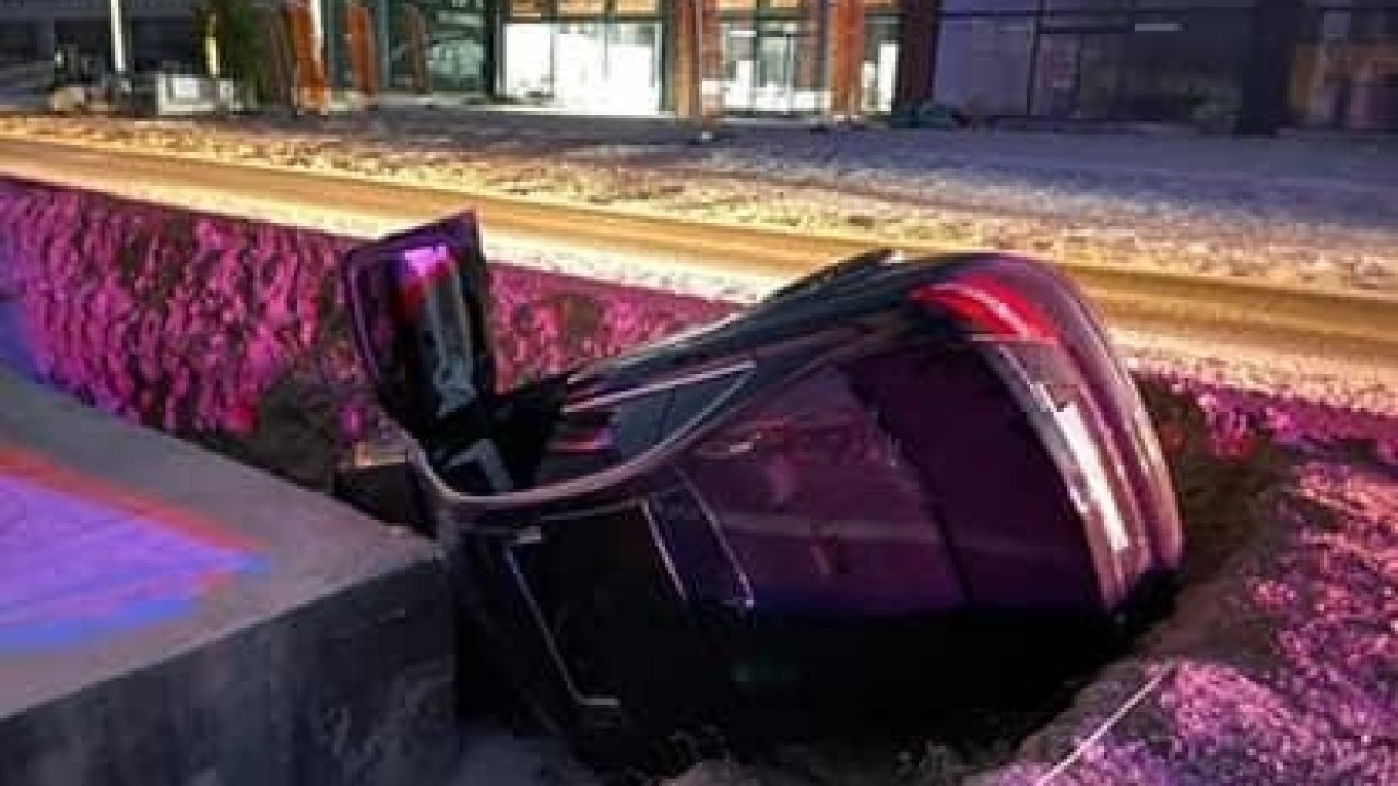 Bursa'da otomobil, üst geçit için açılan çukura düştü; 4 yaralı