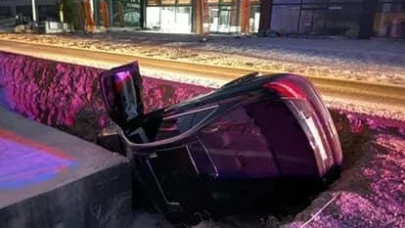 Bursa'da otomobil, üst geçit için açılan çukura düştü; 4 yaralı